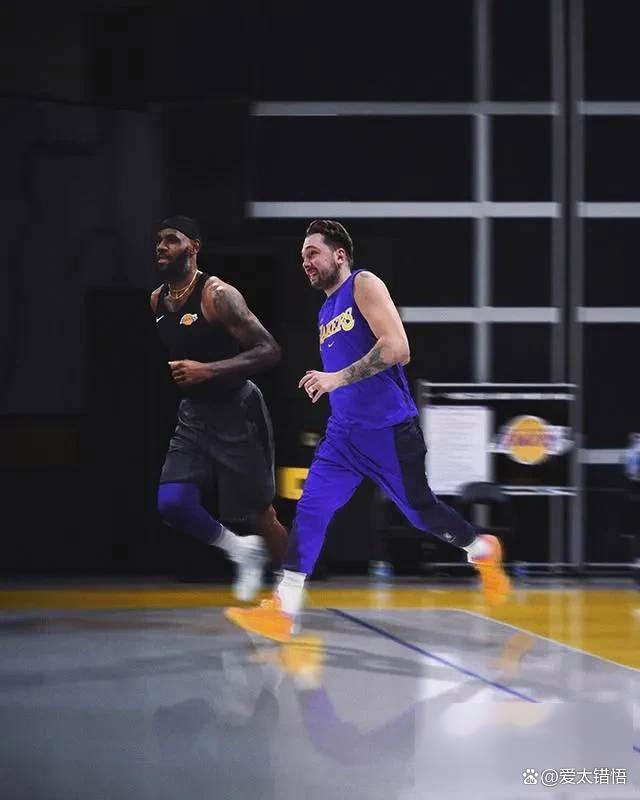 转会期体能课后，洛杉矶湖人复出首秀备战NBA季后赛，震撼外界，更衣室氛围转暖的简单介绍